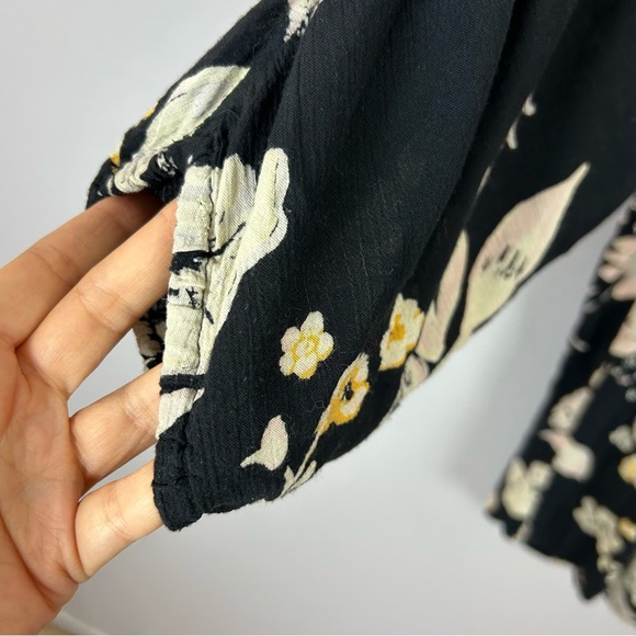 Billabong Black and Cream Bishop Sleeve Floral Oversized Tunic Size Medium - Picture 6 of 9